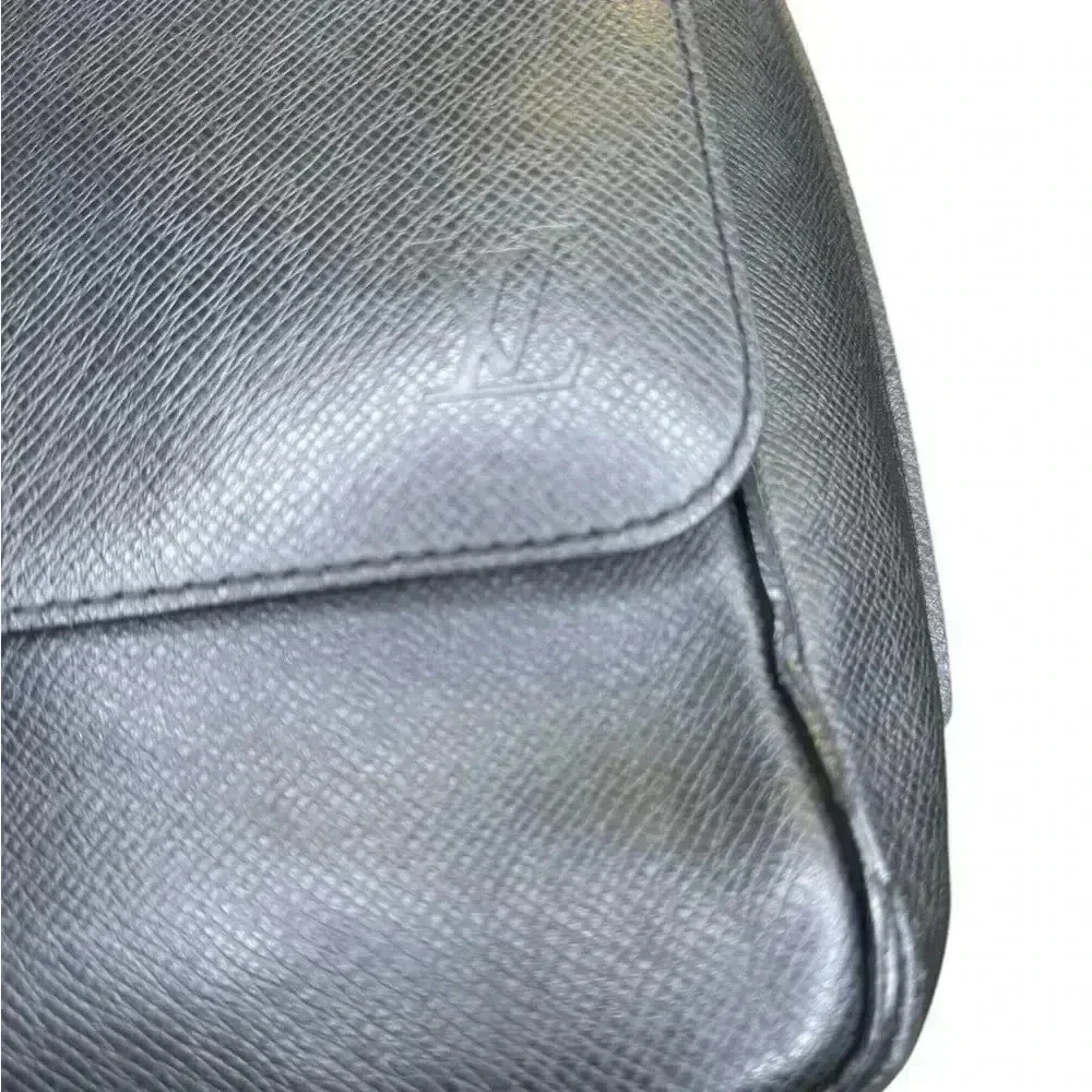 Louis Vuitton Taiga Roman MM Shoulder Bag Messager Crossbody Bag.